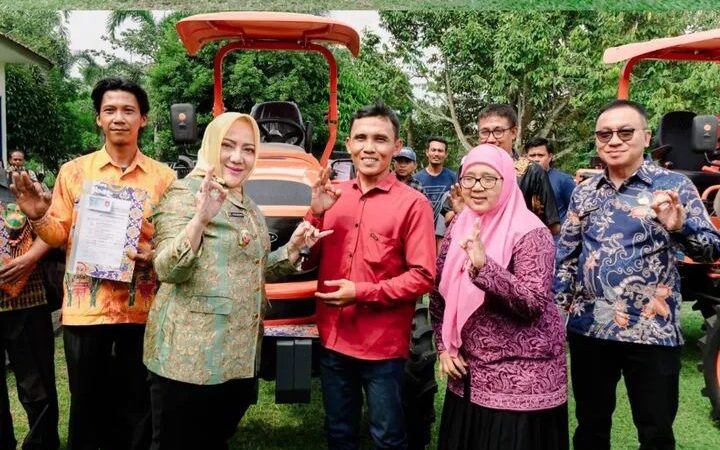 Bupati Musi Rawas di Dampingi kepala Dinas TPHP Menyerahkan Bantuan Alat Dan Mesin Pertanian 