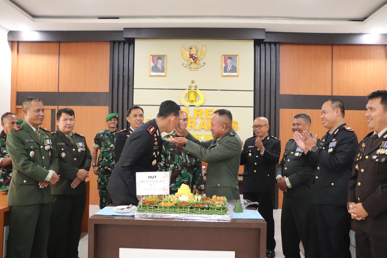Hari Bhayangkara Ke-79, Polres Musi Rawas Terima Nasi Tumpeng Dari Kodim 0406 Lubuklinggau