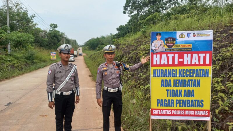 Cegah Lakatunggal, Demi Keselamatan Pengendara, Satlantas Polres Musi Rawas Pasang Spanduk Hati-Hati Jembatan Tanpa Pembatas