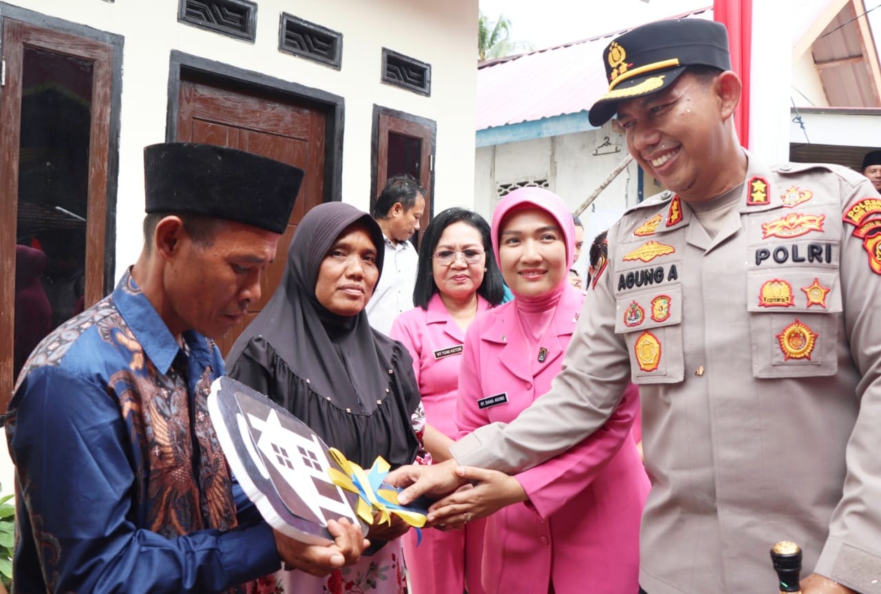 Rasa Haru Bercampur Bahagia Dirasakan Ahmad Mawardi Sekeluarga, Kapolres Musi Rawas Resmikan dan Serahkan Kunci Rumah Setelah di Bedah
