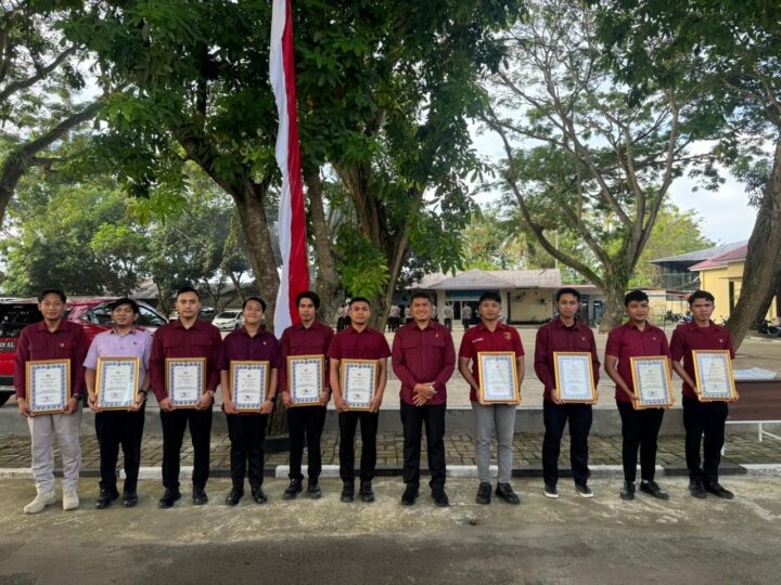 Kapolda Gorontalo Beri Penghargaan kepada Anggota Yang Berprestasi