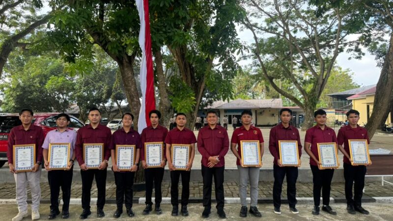 Kapolda Gorontalo Beri Penghargaan kepada Anggota Yang Berprestasi