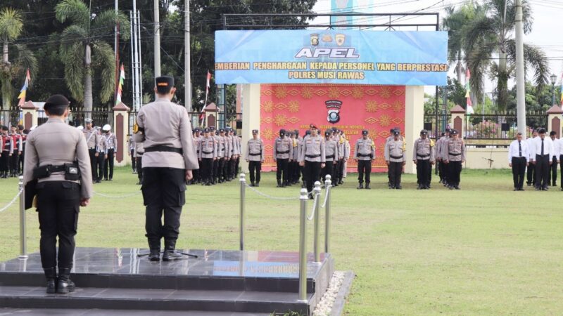 Kapolres Musi Rawas Anugerahkan Piagam Penghargaan Empat Personel Berprestasi