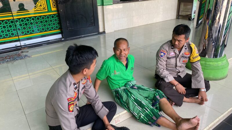 Peduli Dengan Merespon Cepat, Personil Polres Lubuklinggau Tentang Warga Paruh Baya selama tiga hari di Masjid Agung Al-Ba’ri Agar Bisa Bertemu Keluarga