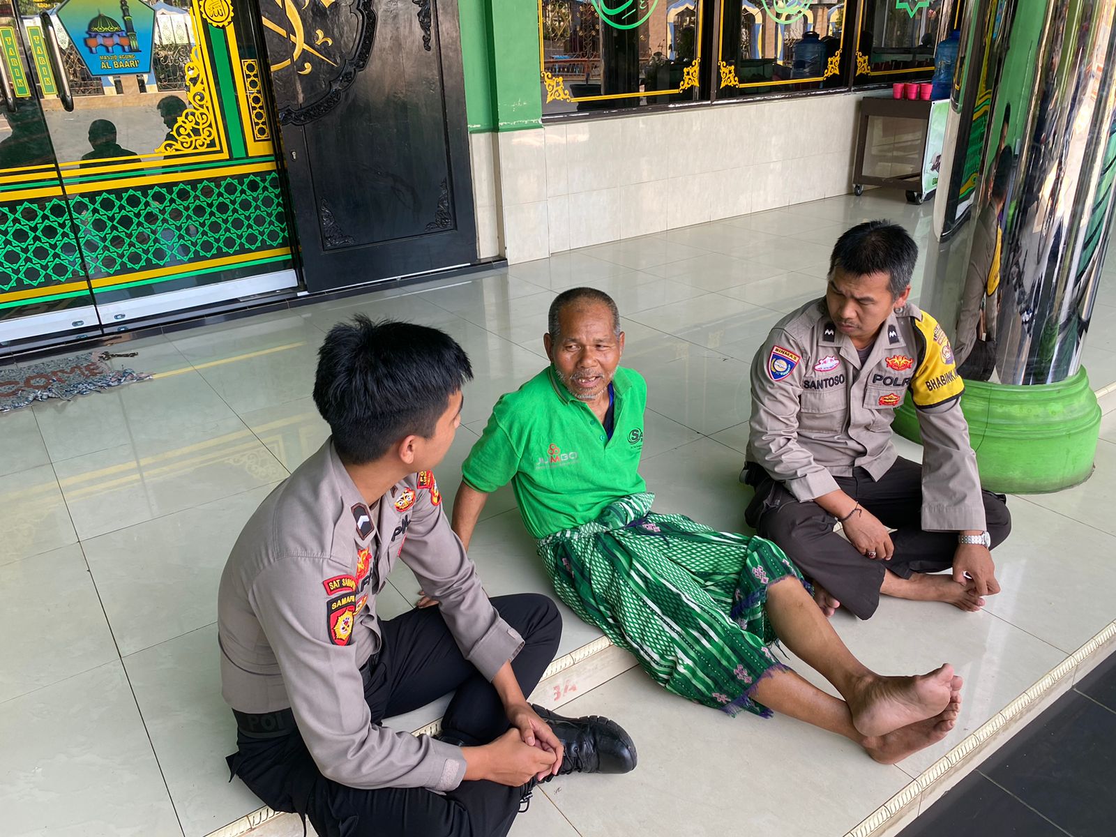 Peduli Dengan Merespon Cepat, Personil Polres Lubuklinggau Tentang Warga Paruh Baya selama tiga hari di Masjid Agung Al-Ba’ri Agar Bisa Bertemu Keluarga