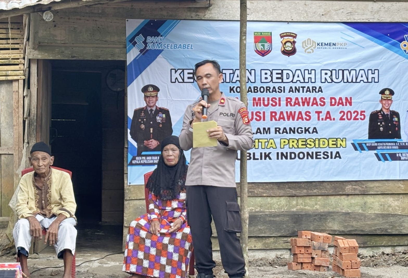 Sentuhan Kemanusiaan, Polres Musi Rawas Bersama Pemda Bedah Rumah Warga Desa Batu Bandung 