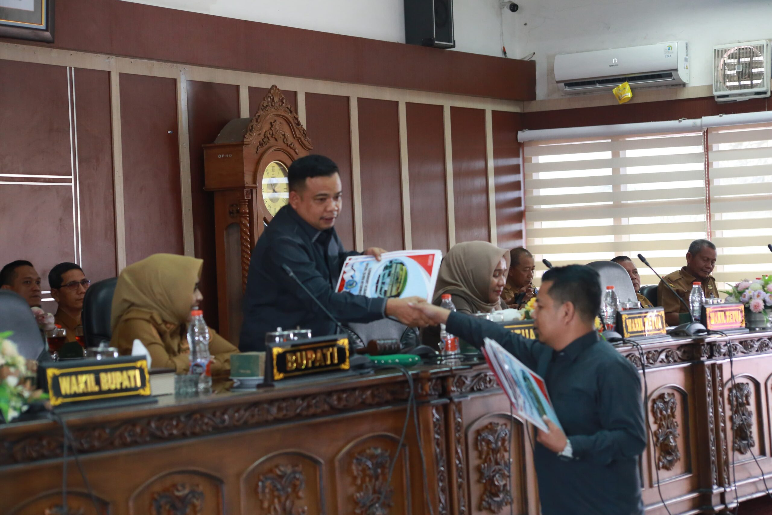 Bupati Labuhanbatu Ikuti Paripurna Penetapan Persetujuan Ranperda Pertanggung Jawaban APBD 2024