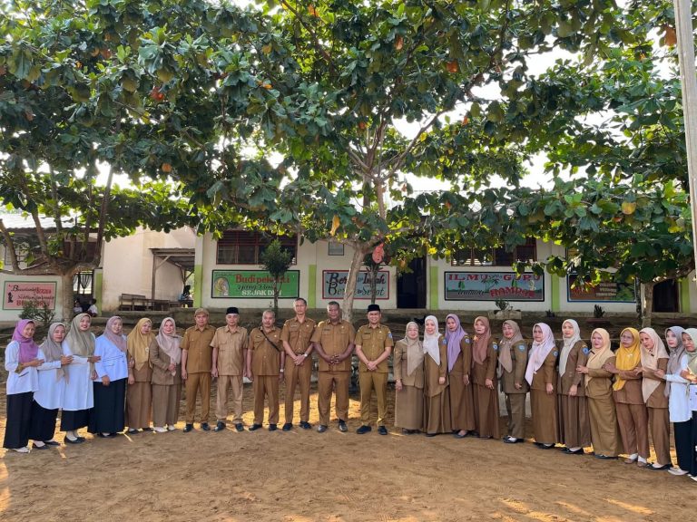 Plt Kadisdik Labuhanbatu Jadi Pembina Upacara Di SDN 28 Bilah Hulu