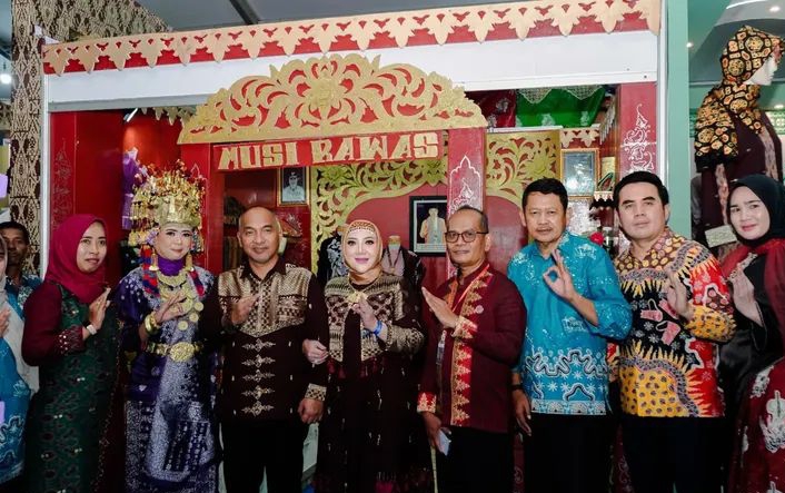 Bupati Musirawas Bersama Ketua TP PKK Hadiri Malam Budaya Swarna Songket Nusantara di Plantaran Benteng Kuto Besak (BKB) Palembang