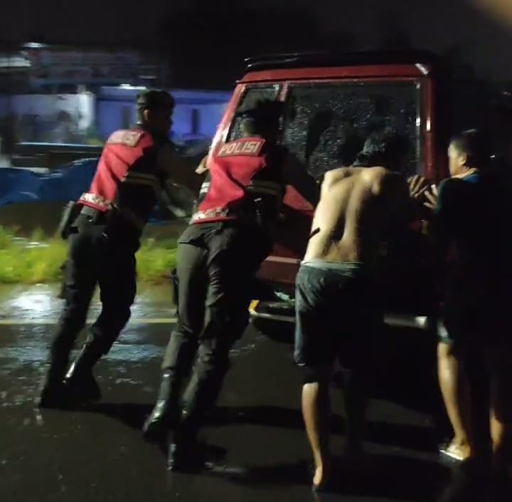 Tim Samapta Polres Lubuklinggau Bantu Evakuasi Kendaraan Mogok Ditengah Guyuran Hujan Deras