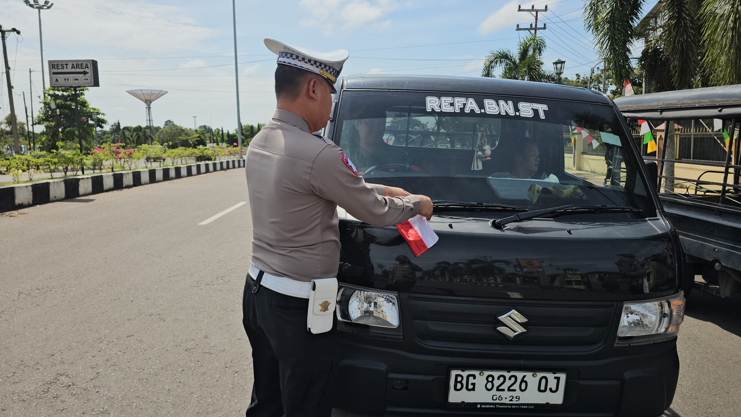 Tingkatkan Nasionalisme di Hari Kemerdekaan RI ke-80 Tahun, Polres Musi Rawas Bagikan 1000 Bendera Merah Putih