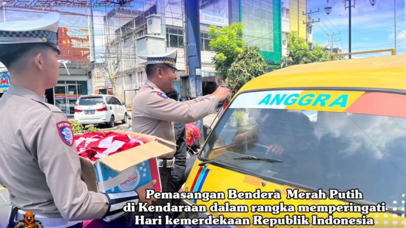 Satuan Lalulintas Polres Lubuklinggau, Giat Aksi Membagikan Bendera Merah Putih Kepada Pengguna Jalan