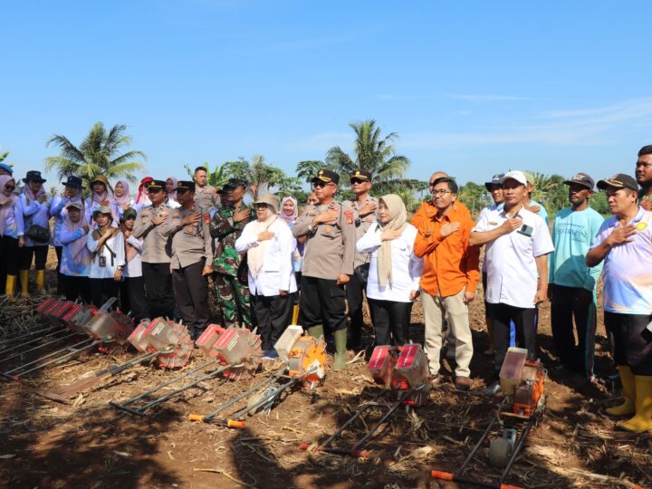 Sukseskan Program Presiden, Perdana Polres Musi Rawas Bersama Unsur Terkait Tanam Jagung di Lahan Binaan Ponpes Ma’had Darussalam 