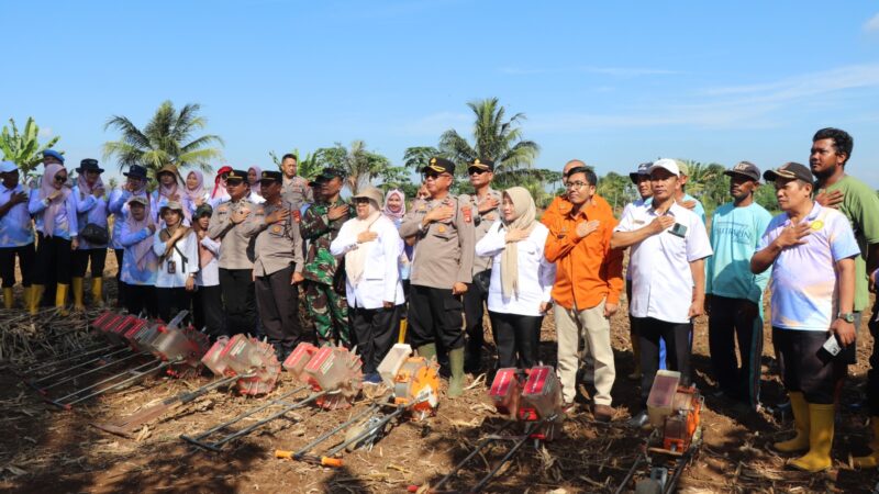 Sukseskan Program Presiden, Perdana Polres Musi Rawas Bersama Unsur Terkait Tanam Jagung di Lahan Binaan Ponpes Ma’had Darussalam 