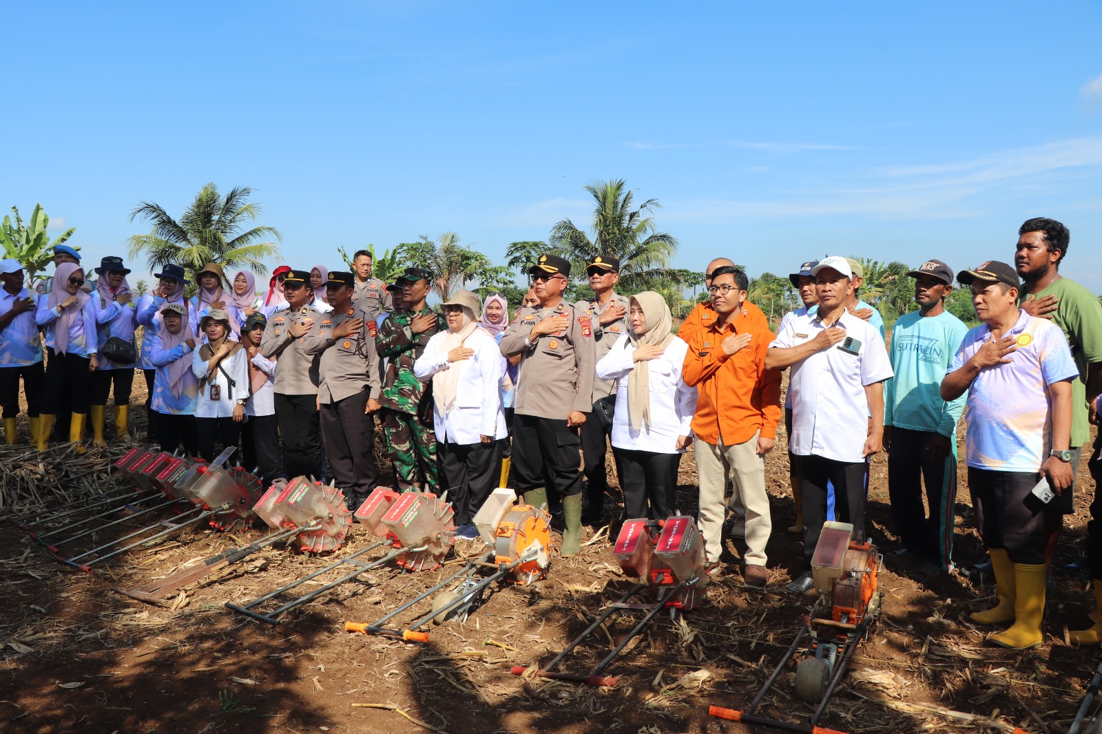 Sukseskan Program Presiden, Perdana Polres Musi Rawas Bersama Unsur Terkait Tanam Jagung di Lahan Binaan Ponpes Ma’had Darussalam