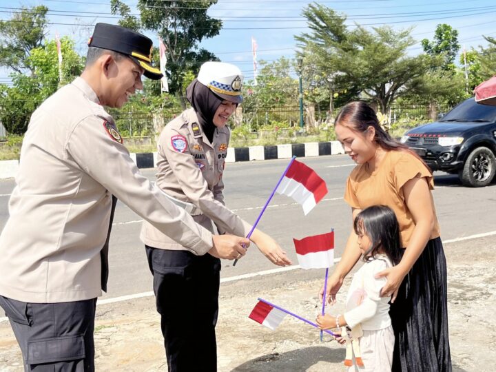 Tanamkan Cinta Tanah Air dan Nasionalisme Sejak Dini, Kapolres Musi Rawas Bagikan Bendera Merah Putih Kepada Anak-Anak dan Pengendara 