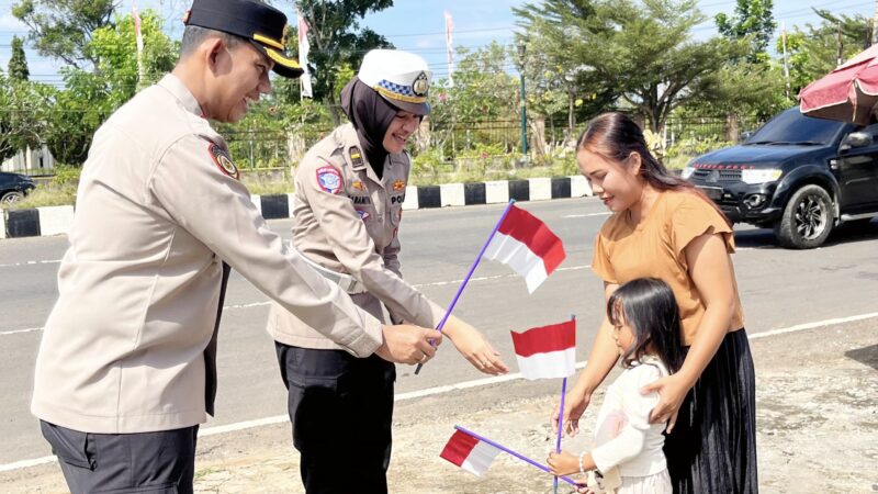 Tanamkan Cinta Tanah Air dan Nasionalisme Sejak Dini, Kapolres Musi Rawas Bagikan Bendera Merah Putih Kepada Anak-Anak dan Pengendara 
