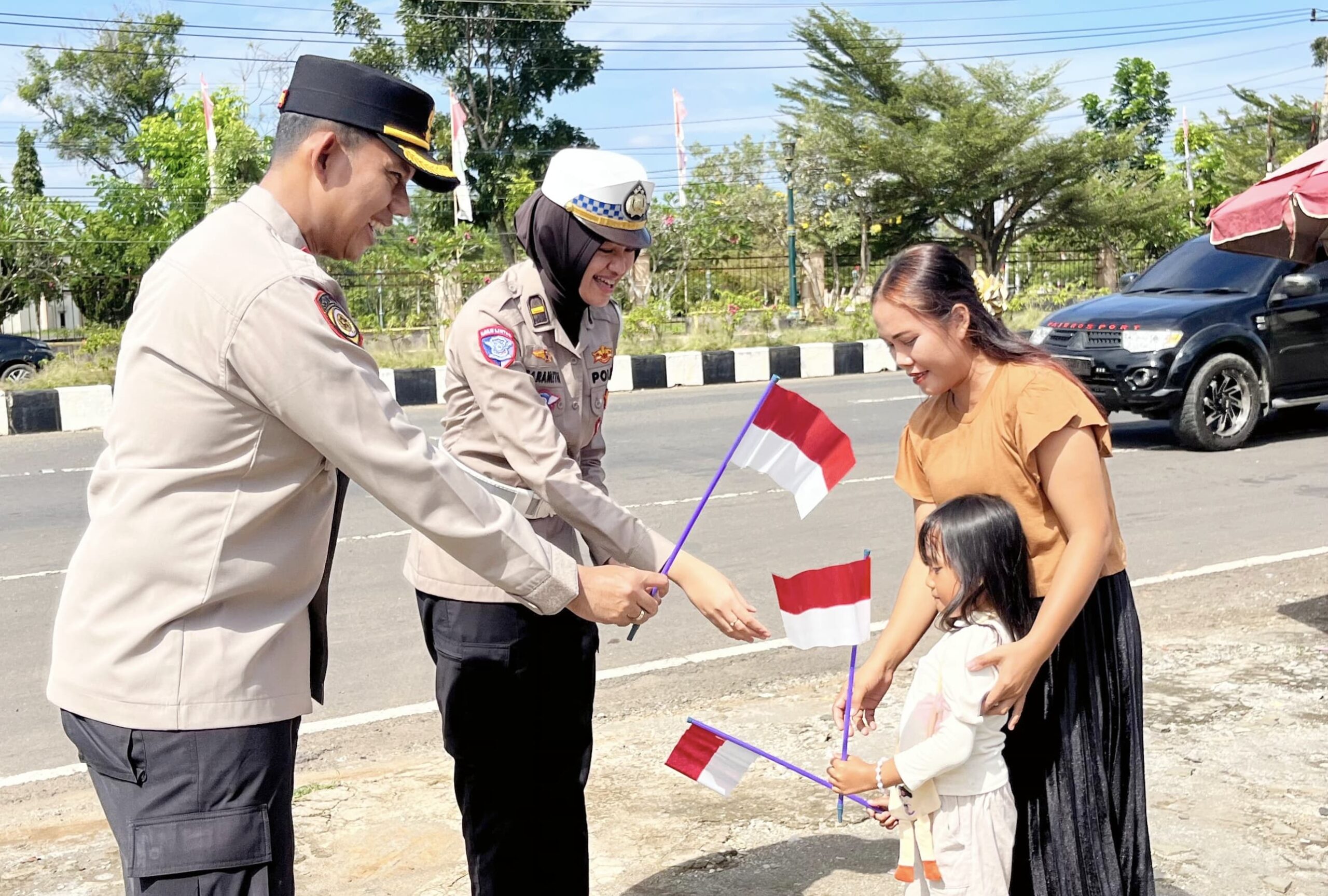 Tanamkan Cinta Tanah Air dan Nasionalisme Sejak Dini, Kapolres Musi Rawas Bagikan Bendera Merah Putih Kepada Anak-Anak dan Pengendara