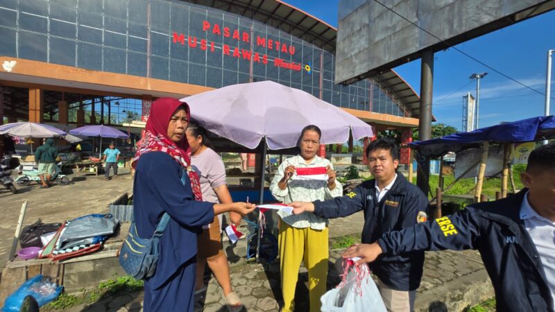 Satreskrim Polres Musi Rawas Bagikan Bendera Merah Putih kepada Masyarakat di Pasar Metau, Muara Beliti