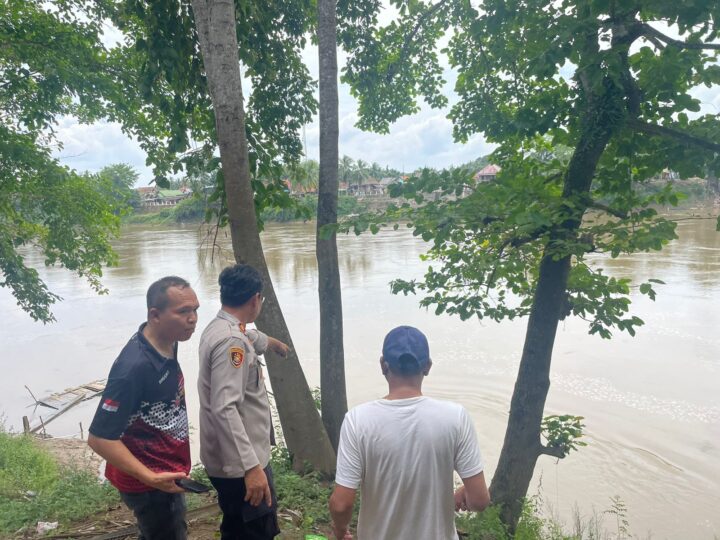 Aksi Kemanusian, Polsek Muara Lakitan Polres Musi Rawas Turun ke Sungai Cari Korban Tenggelam 