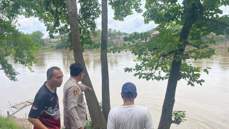 Aksi Kemanusian, Polsek Muara Lakitan Polres Musi Rawas Turun ke Sungai Cari Korban Tenggelam 