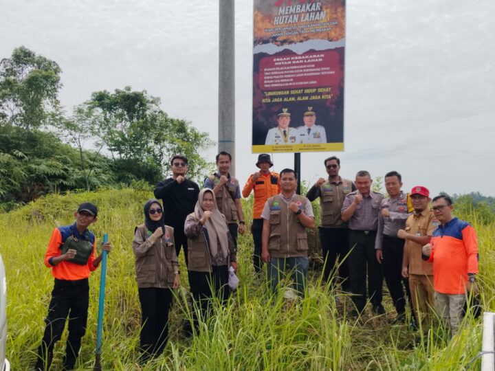 Tim Gabungan Karhutla Bhabinkamtibmas Kelurahan Sukajadi Bersama BPD Provinsi memasang Baleho Informasi
