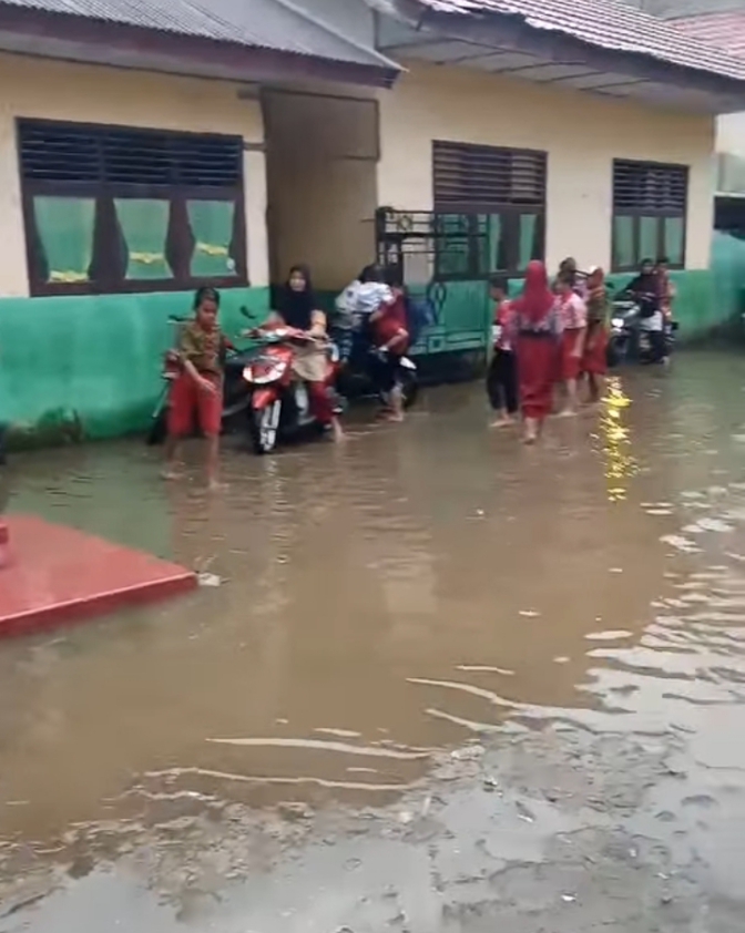 Wali Murid SDN 49, 50, 51 di Kecamatan Lubuklinggau Utara ll Mengeluhkan kondisi sekolah Yang Kerap Tergenang Banjir dan Berlumpur