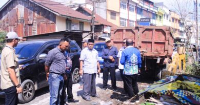 Wujudkan Labuhanbatu Bersih, DLH dan Unsur Muspika Pasang Spanduk Larangan Buang Sampah di Aek Nabara