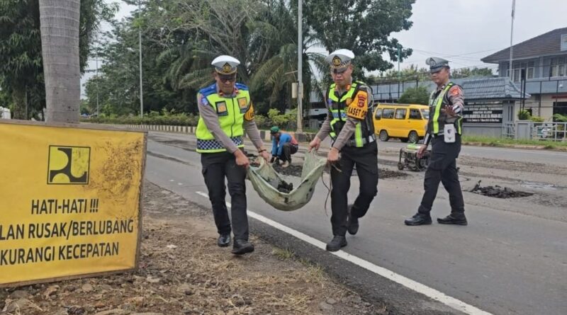 Operasi Keselamatan Musi 2026, Satlantas Polres Musi Rawas Lakukan Penambalan Jalan Berlubang di Jalan Lintas Km. 12 Kecamatan Muara Beliti