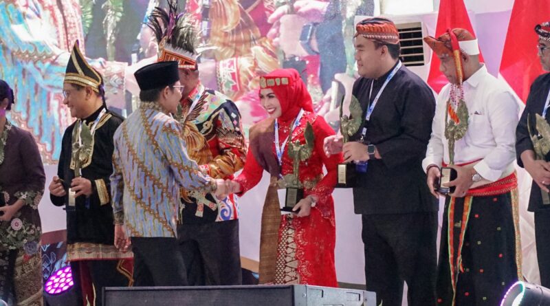 Bupati Labuhanbatu Terima Anugerah Kebudayaan PWI Pusat 2026 di Puncak HPN Banten