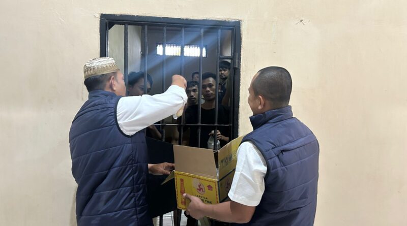 Polres Lampung Utara Bagikan Takjil untuk Tahanan, Wujud Kepedulian di Bulan Ramadan