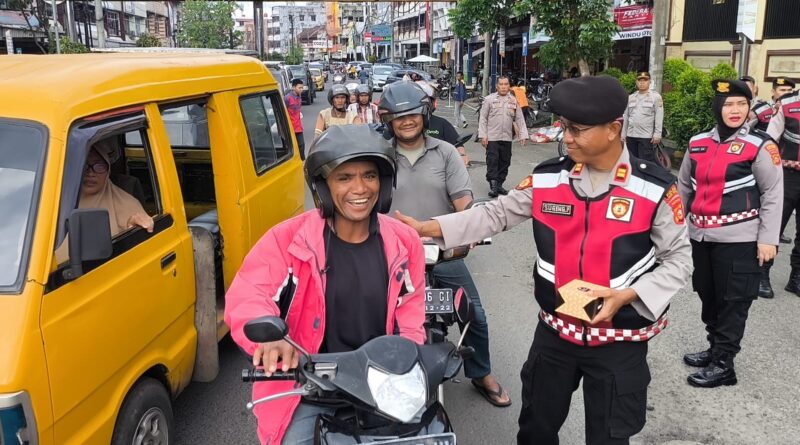 Wujud Empati dan Kebersamaan Satuan Samapta Polres Lubuk Linggau Hadir Membawa Kesejukan Bagi Para Pengguna Jalan Melalui Aksi Bagi-Bagi Takjil