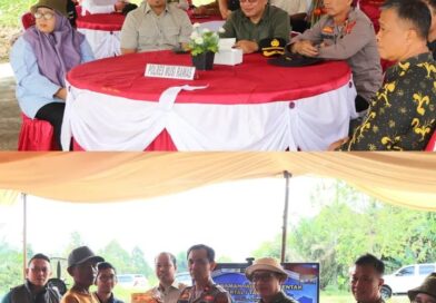 Wakapolres Musi Rawas Bersama Asisten Perekonomian dan Pembangunan Memberikan Bantuan Bibit Jagung Kepada kelompok Tani Cipta Karya