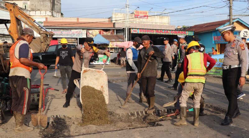 Kapolres Musi Rawas Bersama Stakeholder Pimpin Penambalan Jalan Berlubang, Sukseskan Program Belida Polda Sumsel dan Dukung Indonesia Asri