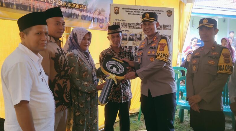 Dibulan Ramadhan Penuh Barokah, Kapolres Musi Rawas Serahkan Kunci Bedah Rumah Hasil Donasi Personel di Desa Babat