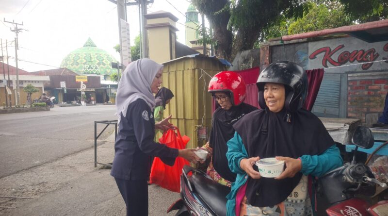 Debu Jalanan di Sepanjang Jalan Yos Sudarso Tidak Menyurutkan Semangat Jajaran Sihumas Polres Lubuk Linggau Untuk Berbagi Kebaikan