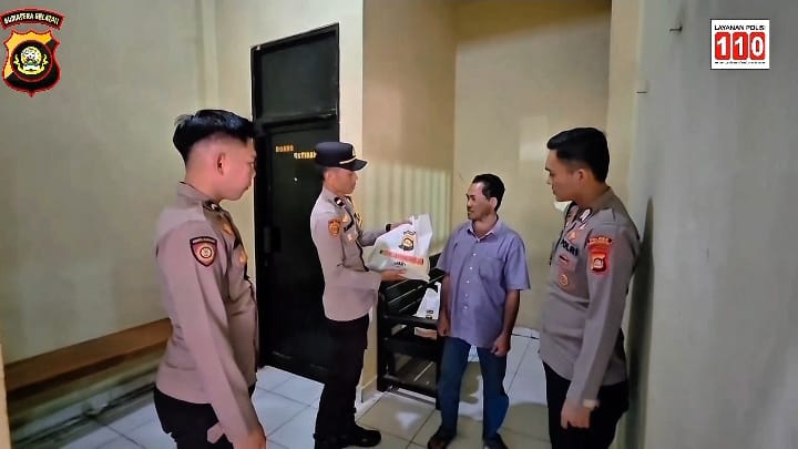 Unit SPKT Polres Lubuk Linggau Salurkan Bantuan Berupa Bingkisan Kepada Keluarga Para Tahanan. Program Pedulian Sosial 