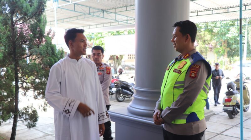 Dukung Program Kapolda Sumsel “Nyago Sumsel”, Kapolres Musi Rawas Terapkan “Nyago Musi Rawas”, Turun Langsung Sterilisasi Gereja