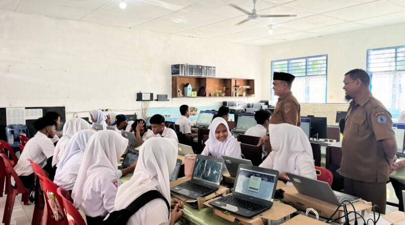 Kadis Pendidikan Labuhanbatu Pantau Kegiatan TKA di SMP Negeri 3 Rantau Utara