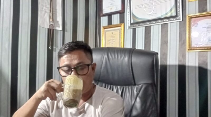 Pangeran Sunyi di Desa Suro: Kisah Malam Hujan yang Mengajarkan Makna Bahagia Sederhana.