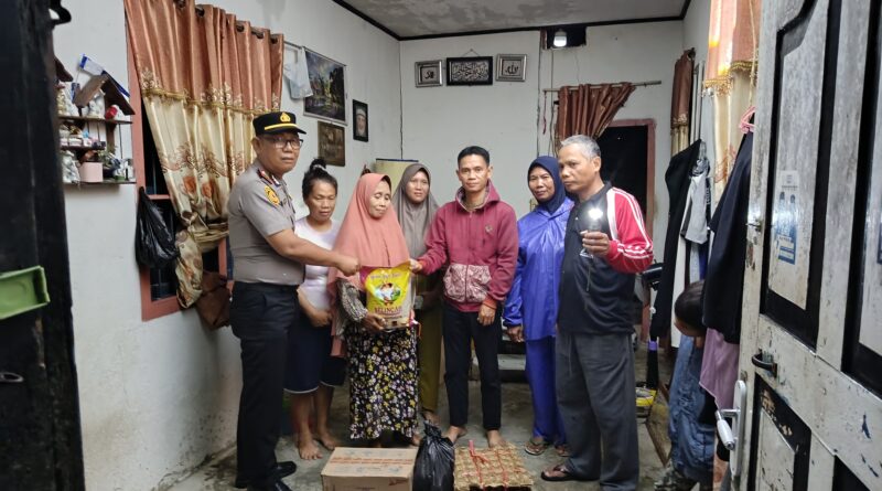 BENTUK KEPEDULIAN DAN DUKUNGAN,POLSEK LUBUK LINGGAU TIMUR 1 BERSAMA PEMLUR WIRAKARYA MEMBERIKAN BANTUAN SOSIAL KEPADA WARGA YANG KENA MUSIBAH BERCANA ALAM