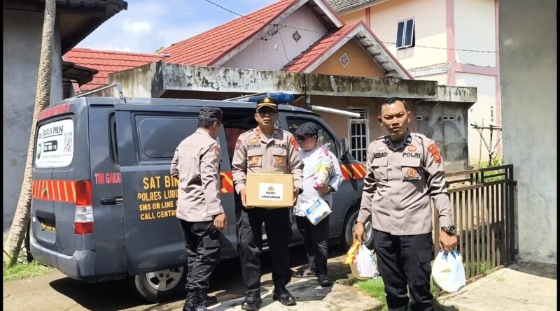 Sat Binmas Polres Lubuk Linggau Sambangi kediaman Bapak Zulkarnain, Driver Ojek Online Korban Kecelakaan Lalu Lintas, Serahkan bantuan Sembako