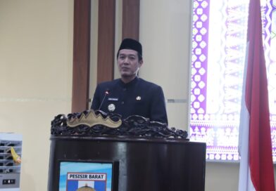 BUPATI DEDI IRAWAN SAMPAIKAN REKOMENDASI DAN CATATAN ATAS LKPJ TAHUN 2025 DALAM RAPAT PARIPURNA DPRD PESISIR BARAT