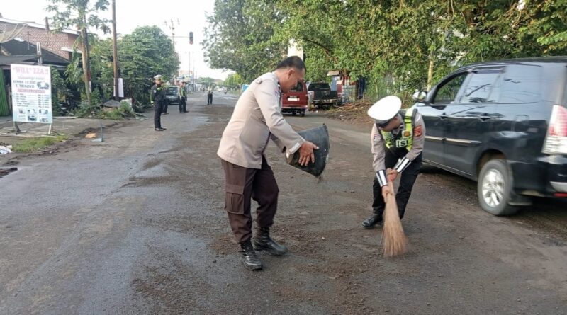 Polres Musi Rawas Sigap Tangani Tumpahan Minyak Penyebab Kecelakaan di Simpang F Tugumulyo