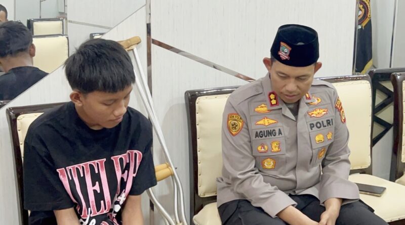 Sentuhan Humanis Kapolres Musi Rawas di Hari Bhayangkara ke-80, Korban Lakalantas Terima Bantuan Tongkat dan Sembako