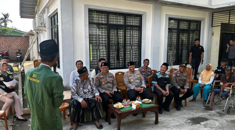SINERGI RELIGI: KAPOLRES MUSI RAWAS MENYERAHKAN BANTUAN TEMPAT WUDHU DARI KAPOLDA SUMSEL UNTUK PONPES WALISONGO