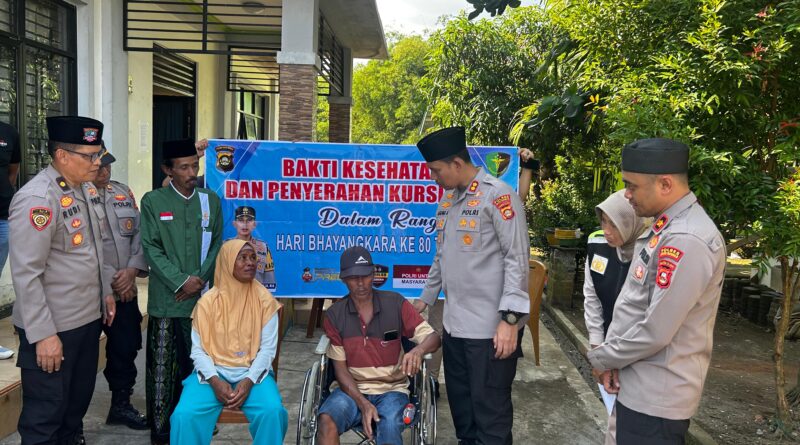 Wujud Kepedulian Polri, Kapolres Musi Rawas Serahkan Bantuan Kursi Roda