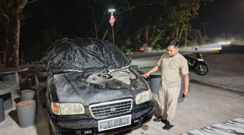 Polsek Lubuk Linggau Utara I Dengan Sigap Menolong korban Mobil Kebakaran di Jalan Soekarno Hatta 
