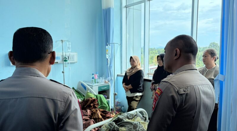 Wujud Empati Mendalam, Polres Musi Rawas Sambangi Korban Laka Lantas Saat Pengawalan Jemaah Haji