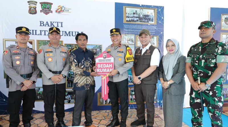 Polda Sumsel Bersama Polres Lubuk Linggau Melakukan Renovasi Terhadap 11 Unit Rumah Tidak Kayak Huni Milik Warga